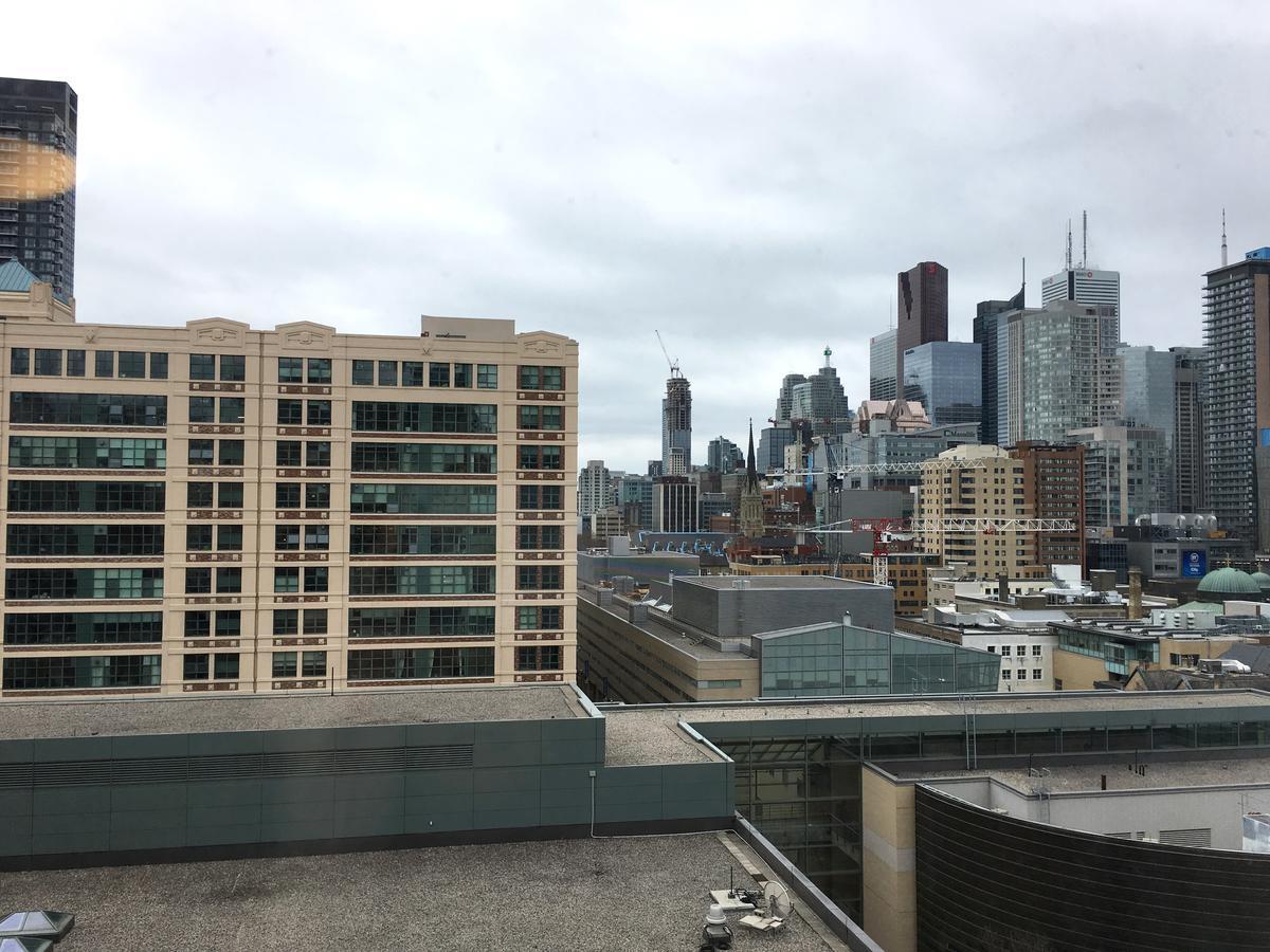 Toronto Metropolitan University- Pitman Hall Residence ภายนอก รูปภาพ