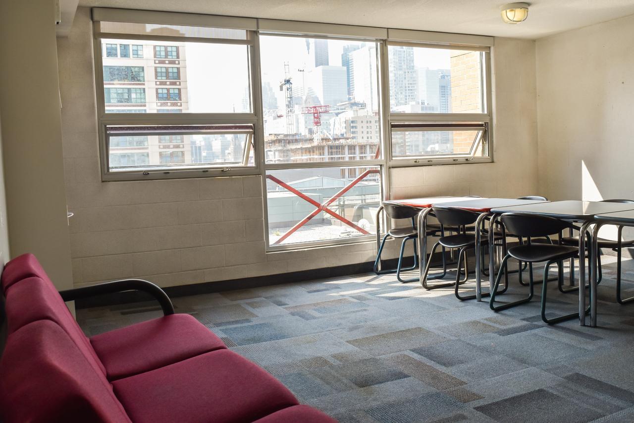 Toronto Metropolitan University- Pitman Hall Residence ภายนอก รูปภาพ