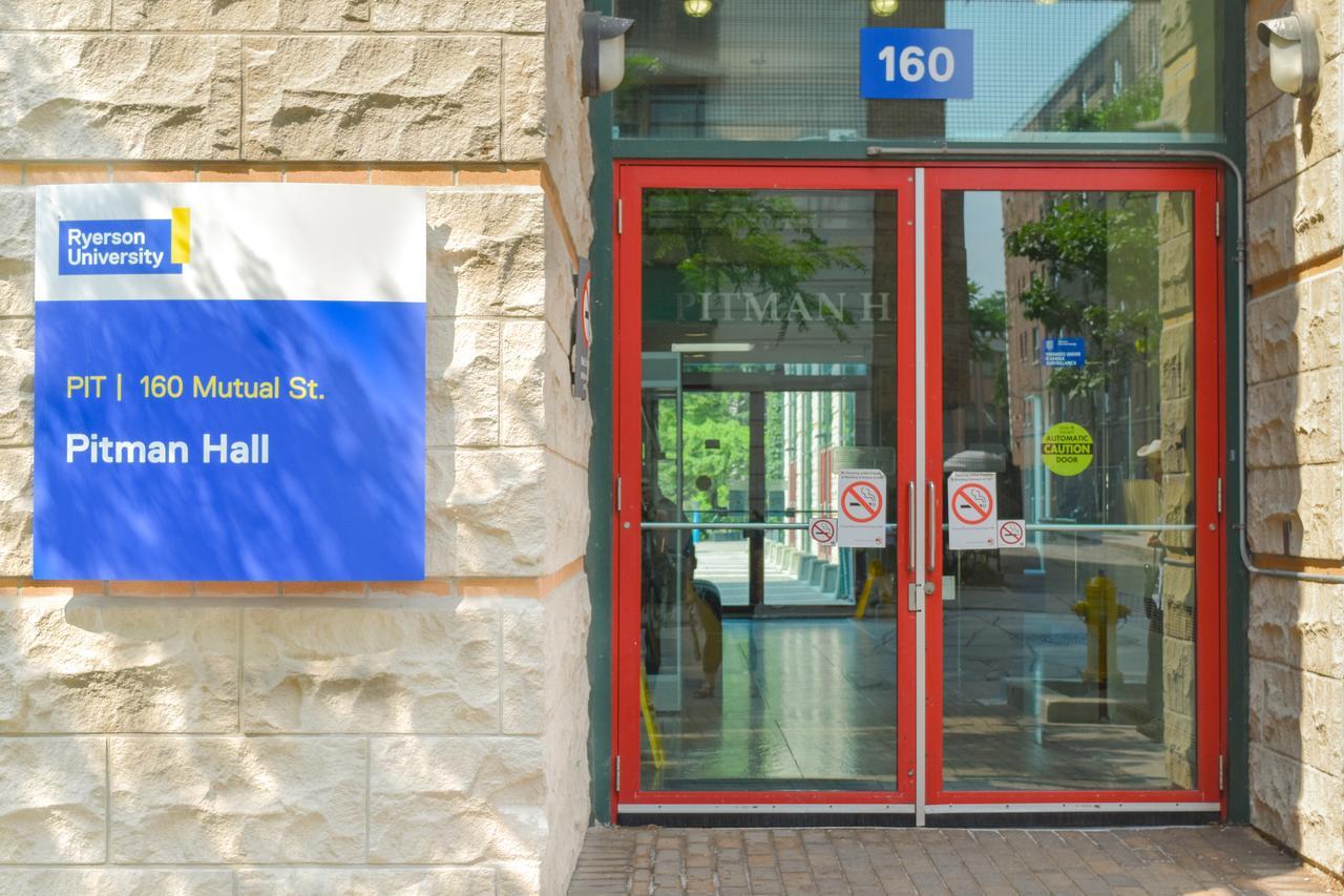 Toronto Metropolitan University- Pitman Hall Residence ภายนอก รูปภาพ